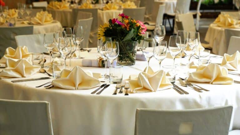 Avantages de la nappe en polyester : un tissu résistant et moderne pour votre table